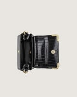 شنطة نسائية متوسطة الحجم بلون أسود.