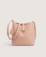 شنطة نسائية بمقاس متوسط بلون وردي