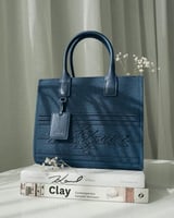 شنطة نسائية بحجم متوسط بلون أزرق