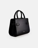 شنطة بمقاس واسع باللون الأسود