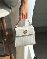 شنطة نسائية بتصميم جذاب بلون بيج