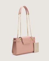 شنطة بحجم كبير ومناسب باللون الوردي