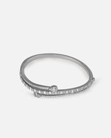 اسوارة نسائية بتصميم جذاب باللون الفضي