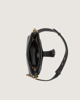 شنطة نسائية بلون أسود وبمقاس صغير.