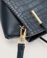 شنطة مزايا النسائية باللون الأزرق