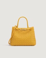 شنطة بلون أصفر بحجم كبير لكل الأوقات.