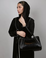 شنطة بتفاصيل فريدة وحجم واسع لإطلالة كل يوم بلون أ...