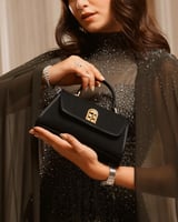 شنطة نسائية بلون أسود بحجم متوسط لكل الأوقات