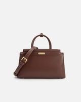 شنطة نسائية واسعة لكل يوم بلون بني.