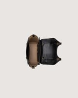 شنطة نسائية بمقاس كبير باللون الأسود