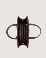 شنطة نسائية بلون بني بمقاس يناسب اطلالة كل يوم