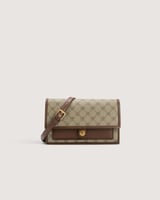 شنطة بلون بني بحجم صغير لكل الأوقات.