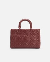 شنطة نسائية بحجم كبير باللون العودي