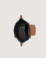 ‎ شنطة نسائية بحجم متوسط بلون أزرق.