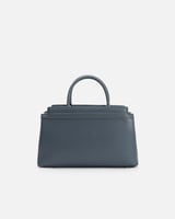 شنطة نسائية واسعة لكل يوم بلون أزرق.