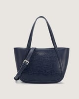 شنطة نسائية بتصميم كلاسيك بلون أزرق.