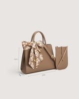 شنطة نسائية متوسطة باللون البني.