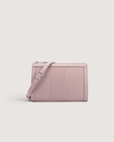 شنطة نسائية بحجم صغير باللون الأرجواني.