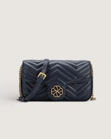 شنطة نسائية بلون أزرق لكل الأوقات.