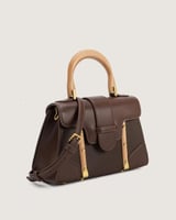 شنطة تَرف النسائية بمقاس متوسط بلون بني.