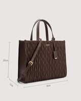 شنطة نسائية بلون بني بمقاس يناسب اطلالة كل يوم