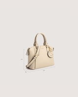 شنطة تناسب اطلالتك العملية بلون بيج.