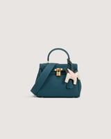 شنطة نسائية بحجم متوسط بلون أزرق