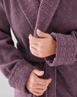 روب استحمام فاخر باللون الأرجواني