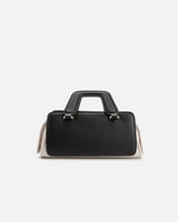 شنطة مميزة بتفاصيل أنيقة باللونين الأبيض والأسود