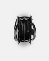 شنطة بمقاس واسع باللون الأسود