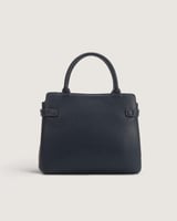 شنطة نسائية كلاسيك باللون الأزرق