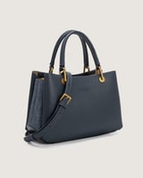 شنطة نسائية بتصميم عملي بلون أزرق