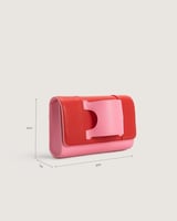 شنطة يد نسائية من الجلد بلون وردي وأحمر.