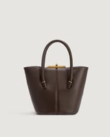 شنطة بلون بني بحجم صغير لكل الأوقات.