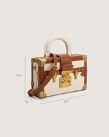 شنطة نسائية كلاسيك بلون بيج و بني.