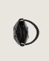 شنطة نسائية بلون أسود تناسب اطلالتك في كل الأوقات