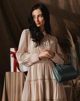 شنطة بلون أزرق بحجم متوسط لكل يوم