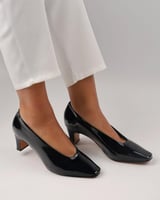 حذاء نسائي فاخر من الجلد بلون أسود