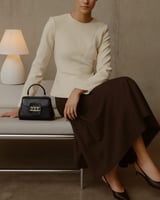 شنطة نسائية من الجلد البارز بلون أسود