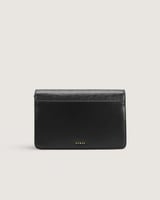 شنطة بحجمها المتوسط وباللون الأسود.