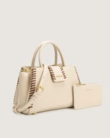 شنطة نسائية متوسطة الحجم بلون أبيض