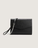 شنطة نسائية من الجلد بلون أسود.