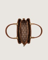 شنطة نسائية من الجلد باللون البني