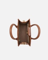 شنطة نسائية تعبر عن الفن بأناقة بلون بني