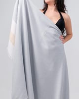 منشفة للشاطىء باللون الرمادي