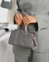 شنطة بحجم متوسط لكل يوم بلون أزرق