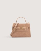 شنطة بلون وردي وبحجم متوسط لكل يوم