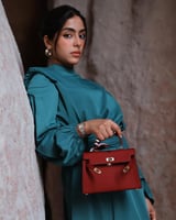 شنطة نسائية بلون عودي بحجم متوسط لكل الأوقات