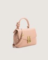 شنطة نسائية متوسطة الحجم بلون وردي.