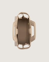 شنطة نسائية من الجلد باللون البيج